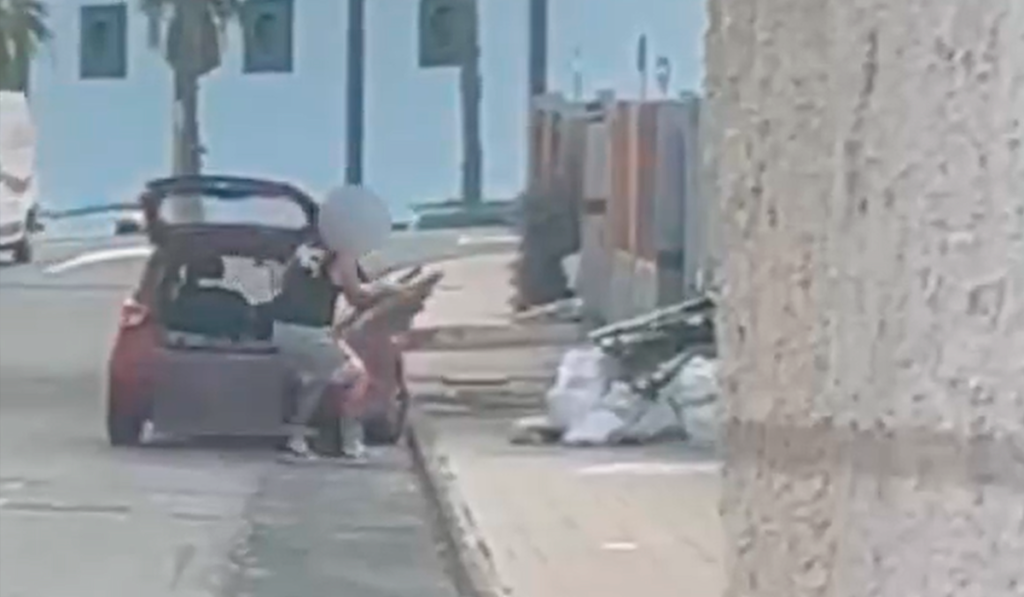 Pillan a un hombre vertiendo residuos altamente tóxicos en una calle en Canarias