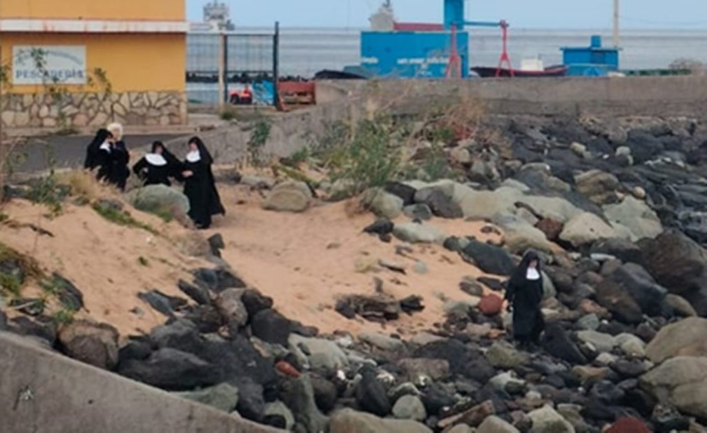 Una ola sorprende a varias monjas 'noveleras' en Santa Cruz de Tenerife