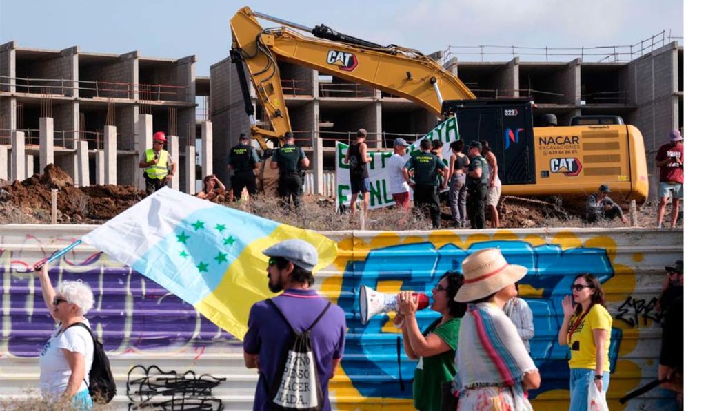 Activistas entran en la obra del hotel de La Tejita y paralizan parte de la construcción