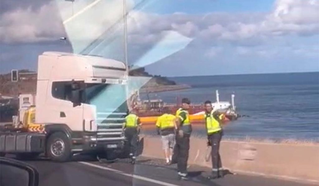 Un camión arrolla un coche de la Guardia Civil en Tenerife