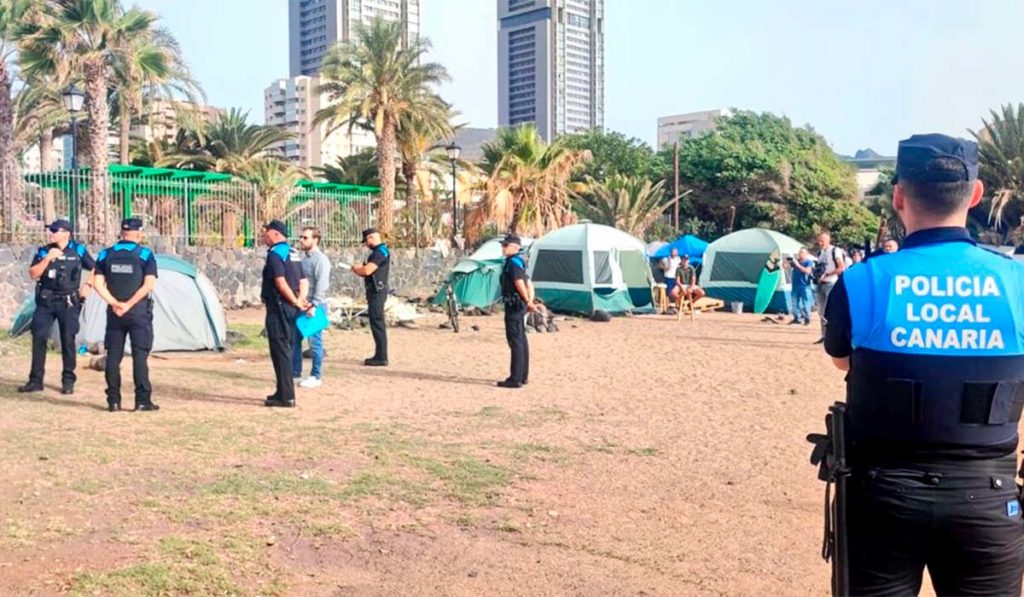 Cierran la playa del Parque Marítimo y colocan televigilancia tras el desalojo de sus ocupantes