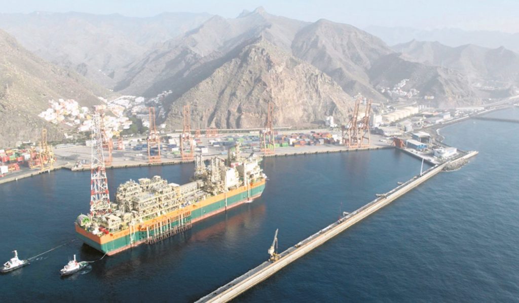La espectacular GTA FPSO, una gigantesca industria flotante para extracción y producción de hidrocarburos, en Santa Cruz de Tenerife. DA
