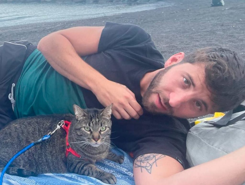 Álvaro y su gata Naia. Cedida