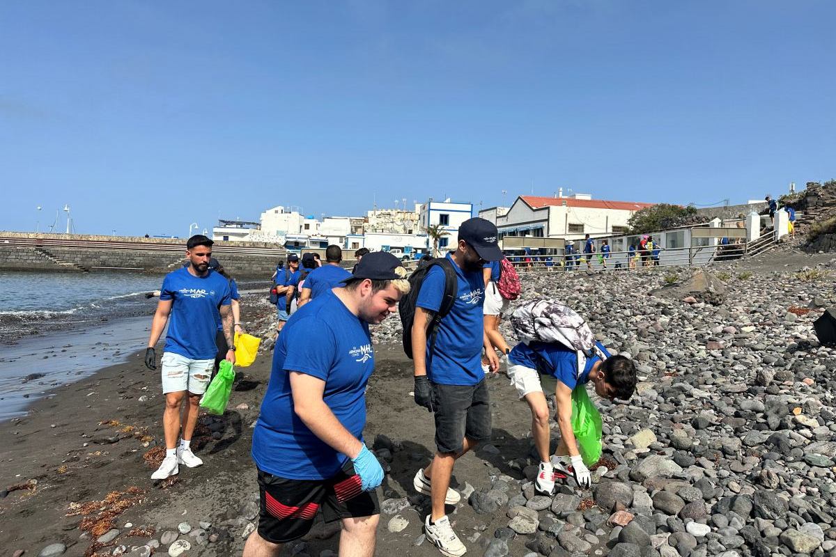200 personas participan en una limpieza de la playa de Agaete organizada por Fred. Olsen Express