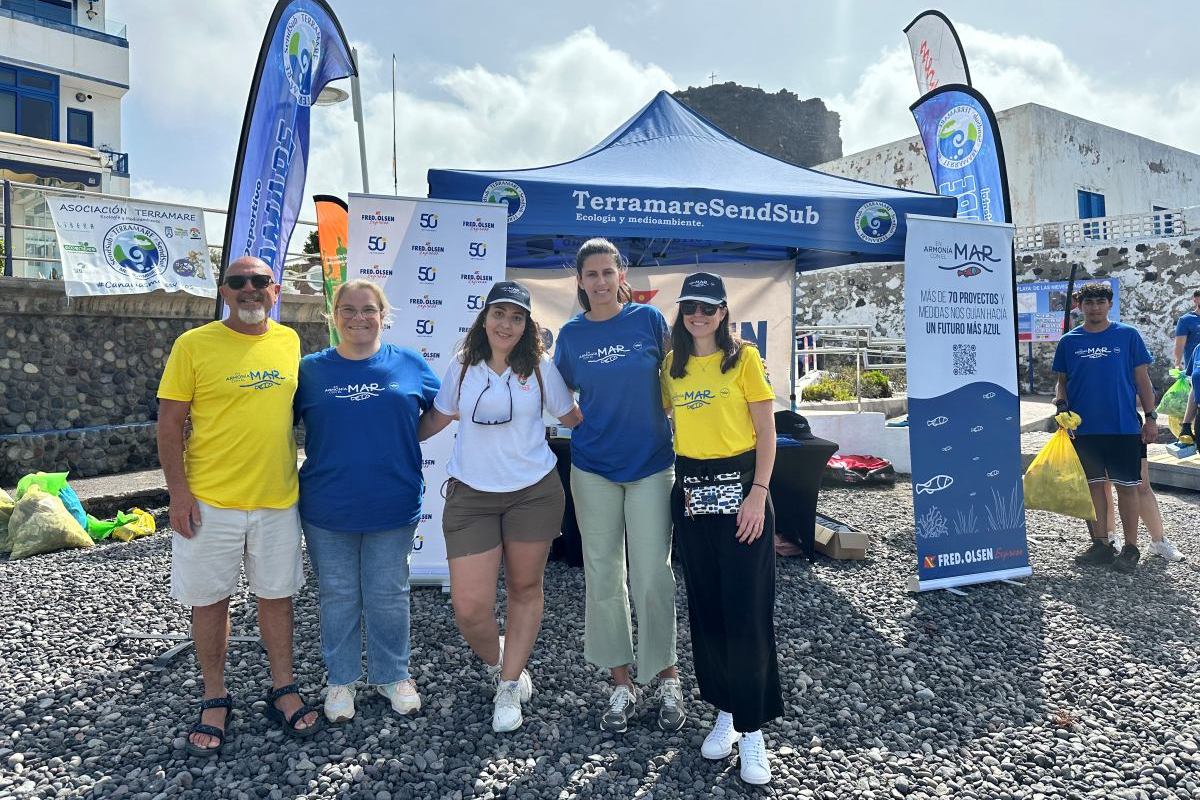 200 personas participan en una limpieza de la playa de Agaete organizada por Fred. Olsen Express