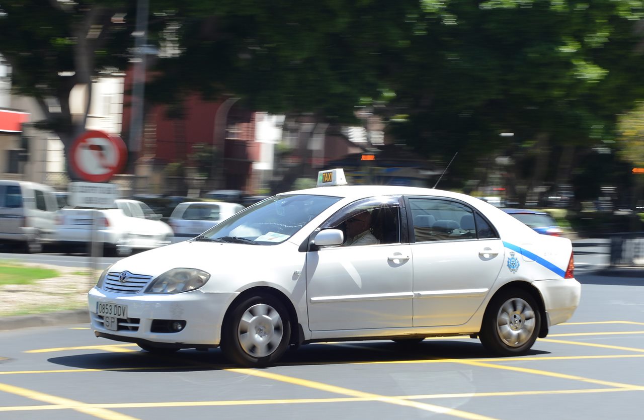 El taxi podrá optar a ayudas para adquirir vehículos más sostenibles. Sergio Méndez