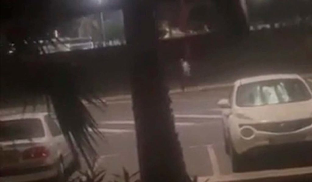 En busca y captura tras una huida de película en Canarias: embiste a los agentes y se escuchan tiros