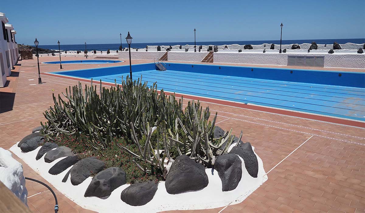 La alcaldesa de Los Silos culpa al gobierno local de que la piscina municipal permanezca aún cerrada
