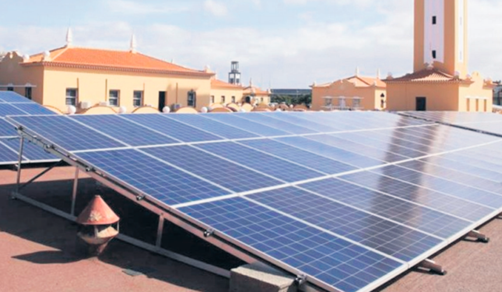 Santa Cruz destinará 85.000 euros a instalar placas fotovoltaicas en los colegios públicos