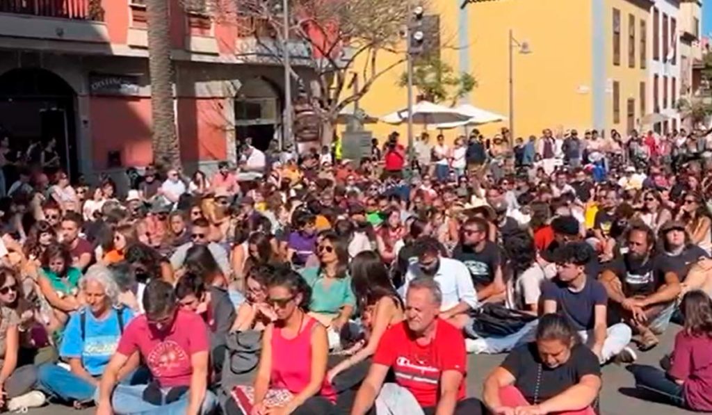 Cientos de personas en la sentada pacífica de La Laguna exigen la paralización de las obras de la Tejita y Cuna del Alma