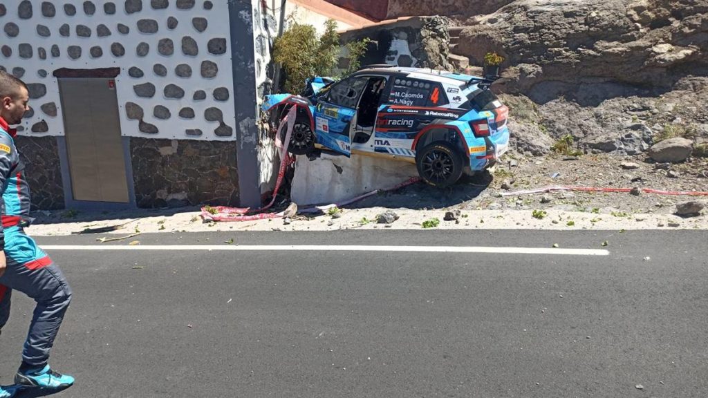 Un coche queda destrozado tras estrellarse contra una vivienda en un rally en Canarias