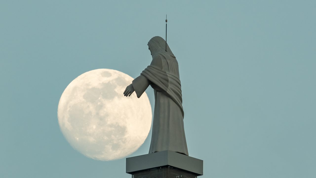 La Luna junto al Sagrado Corazón, en San Sebastián de La Gomera. Juan Méndez