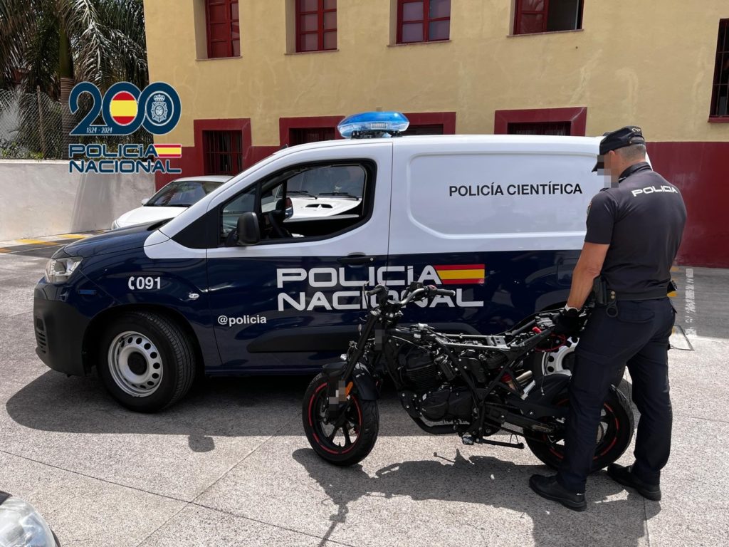 Roba una moto metiéndola en una furgoneta y acaba detenido en Canarias