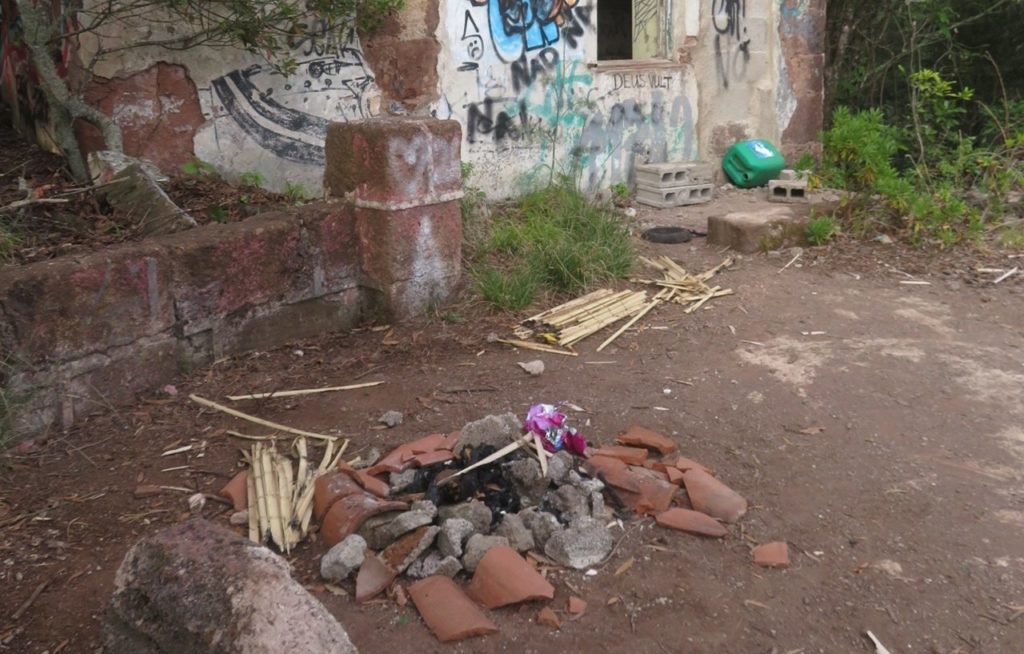 Encuentra restos de una hoguera en pleno Parque Rural de Anaga