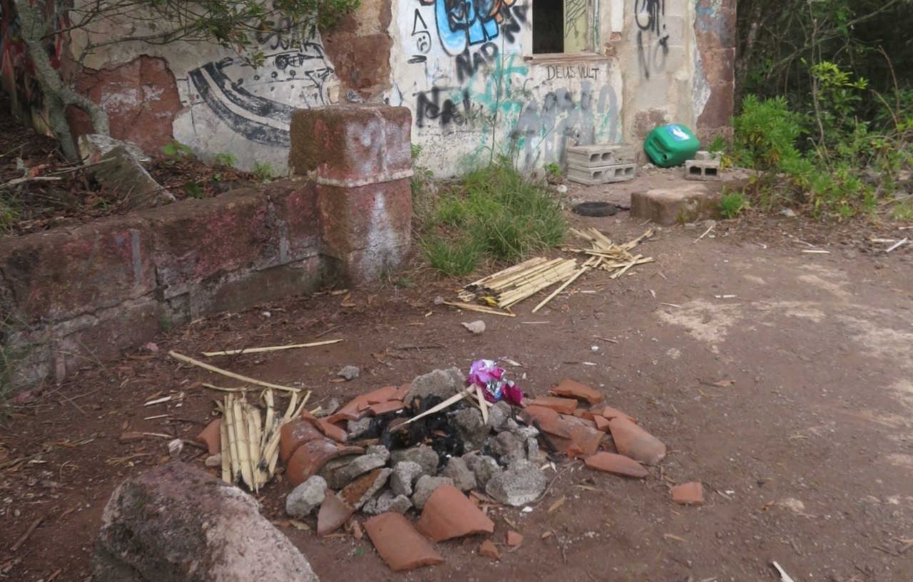 Encuentra restos de una hoguera en pleno Parque Rural de Anaga