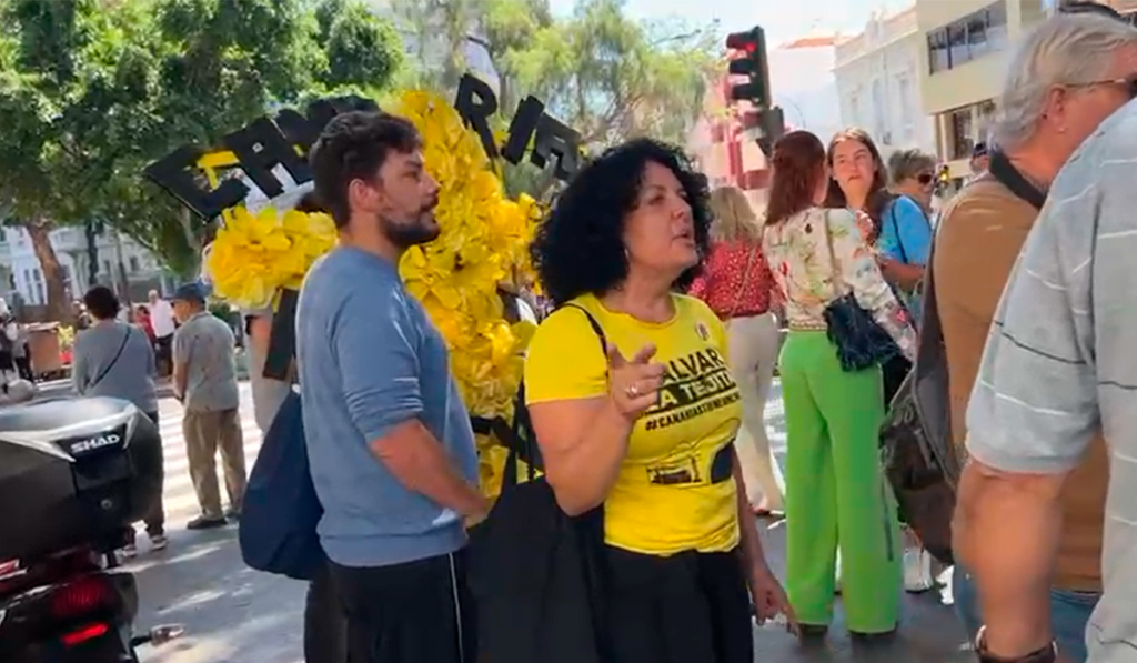 Activistas se concentran en Santa Cruz a ritmo de chácaras con una cruz de flores “hecha por el pueblo”
