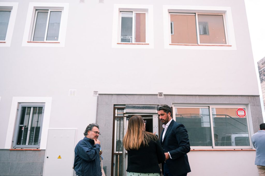El alcalde, la concejal y el consejero delegado de Muvisa visitaron recientemente el edificio adquirido ayer. DA