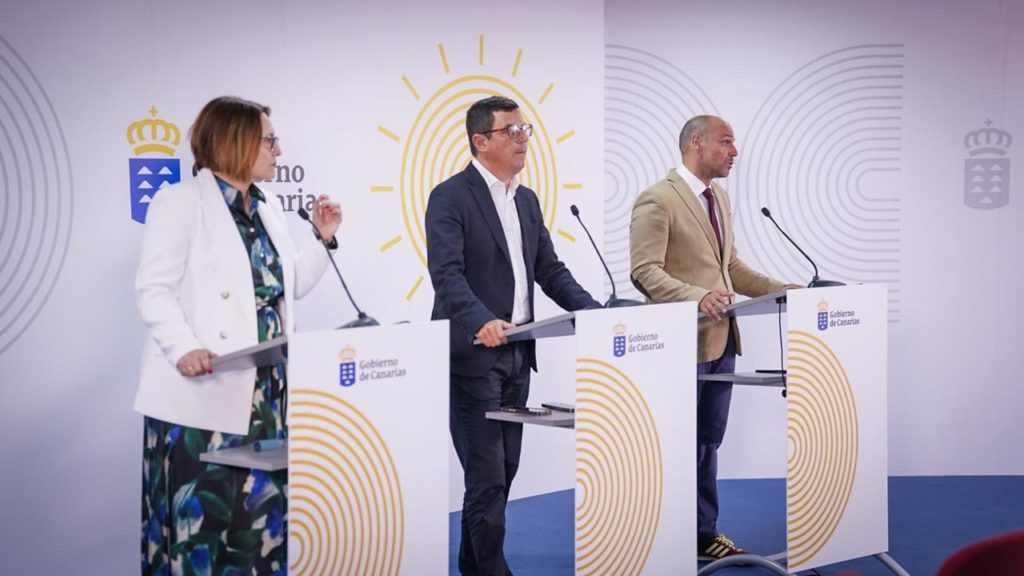Candelaria Delgado, Pablo Rodríguez y Alfonso Cabello, ayer, durante la rueda de prensa posterior al Consejo de Gobierno.