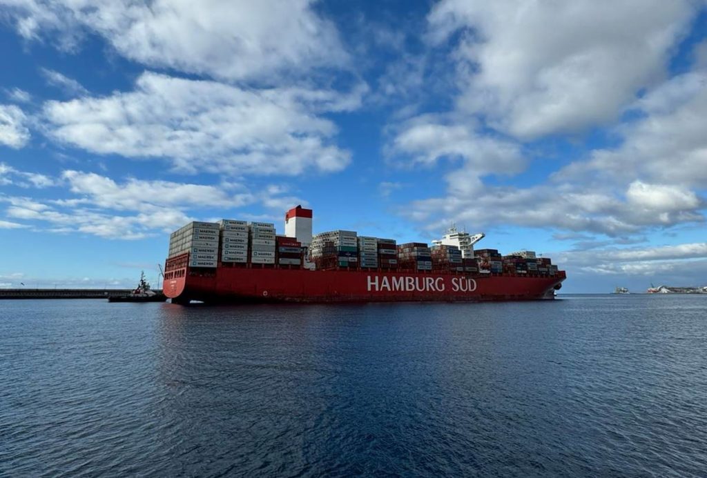 La extraordinaria operación en el puerto de Santa Cruz de Tenerife: 3.000 contenedores a bordo de dos buques colosales