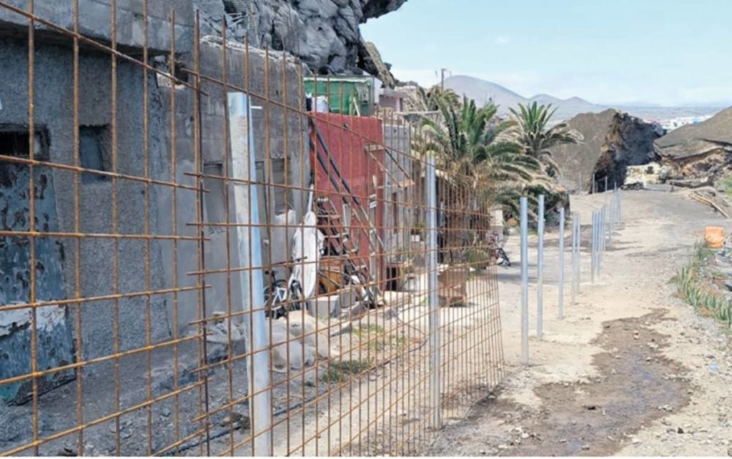 Un nuevo vallado impide entrar y salir de sus casas a las vecinos de Las Bajas, en Güímar
