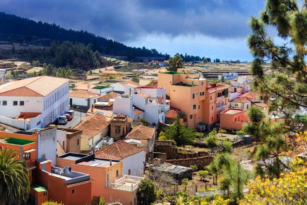 Este es el pueblo más alto de Canarias: ¿sabes a qué altura está?