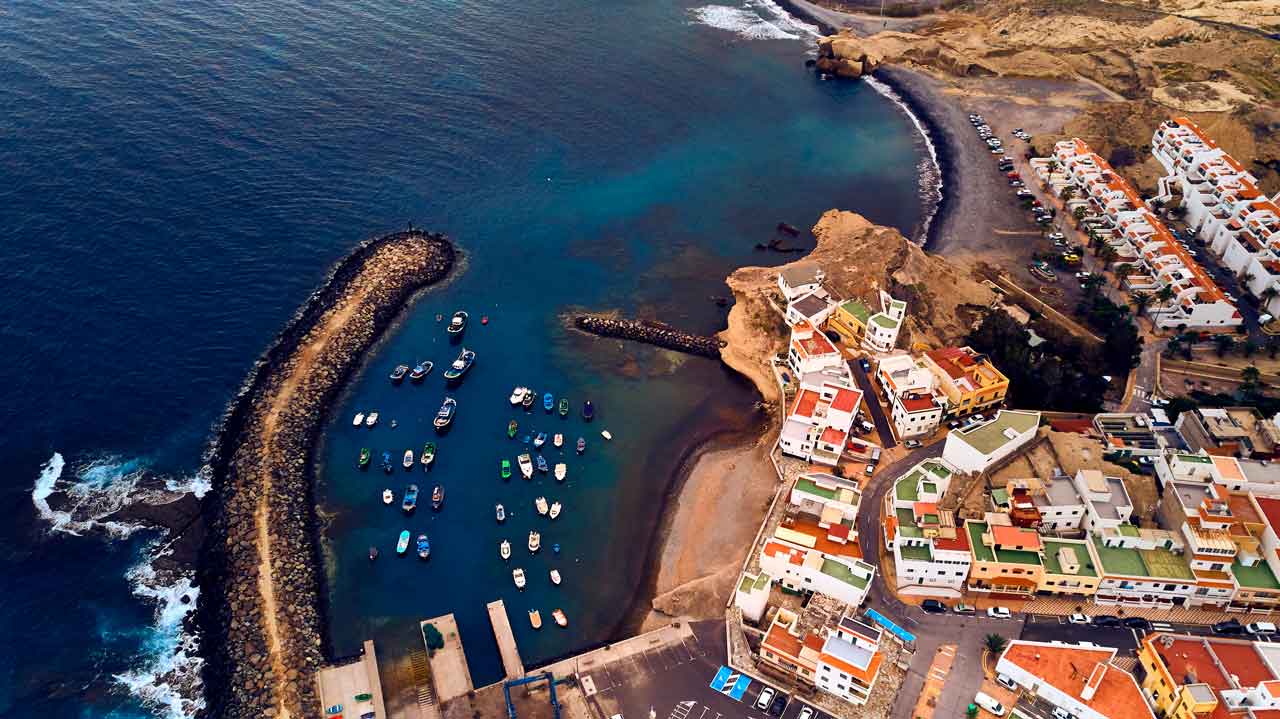 Vista aérea de Tajao con su muelle y playa, en Tenerife / Shutterstock