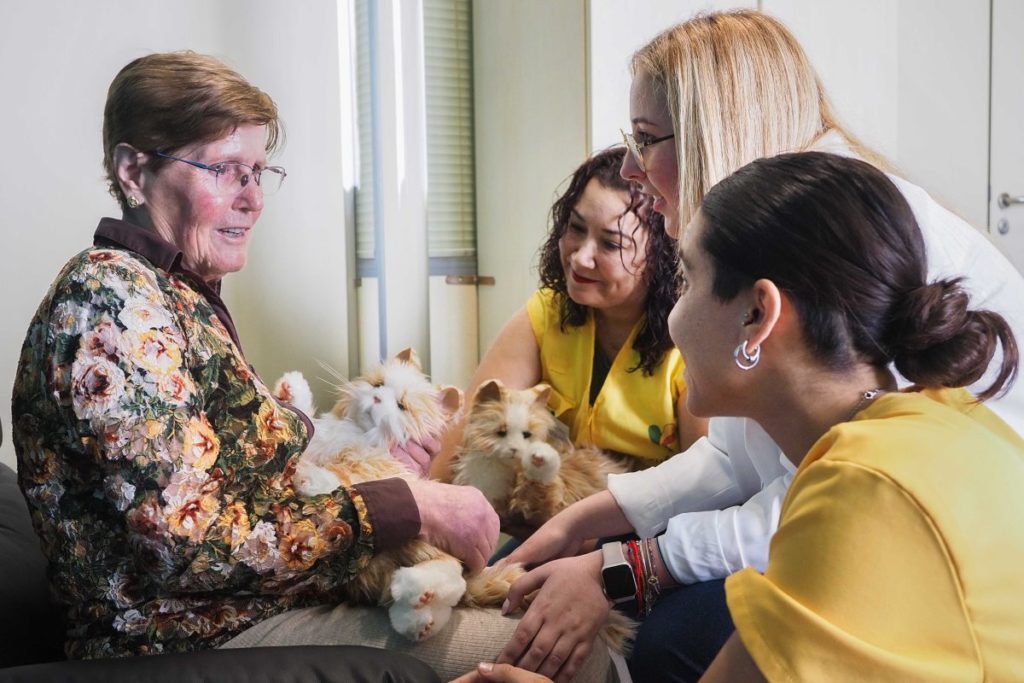 Usan gatos robots por primera vez en Canarias para tratar la demencia y el alzhéimer
