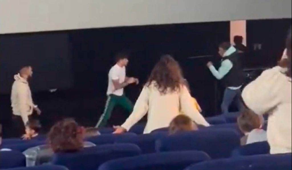Pelea en pleno cine para defender a una mujer y una niña de su agresor