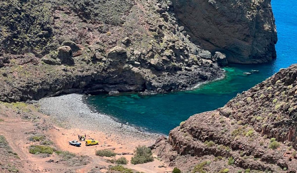 Encuentran un cadáver flotando en una playa de Canarias