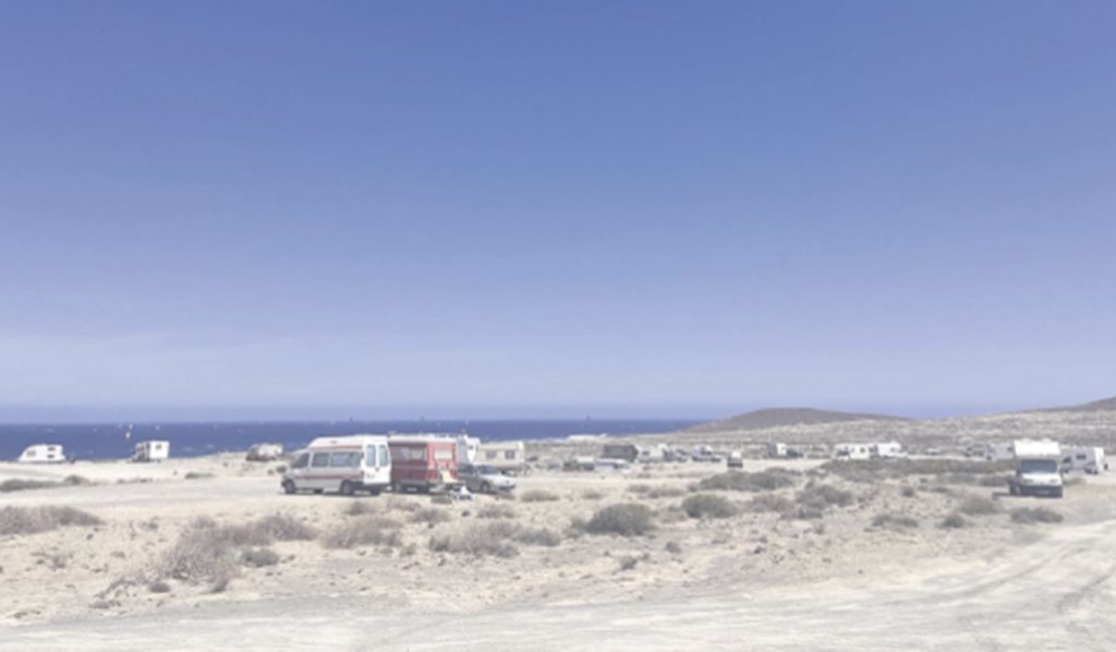 rZona de Montaña Roja, en El Médano, una de los lugares del sur donde más proliferan las autocaravanas. Rodrigo Padilla