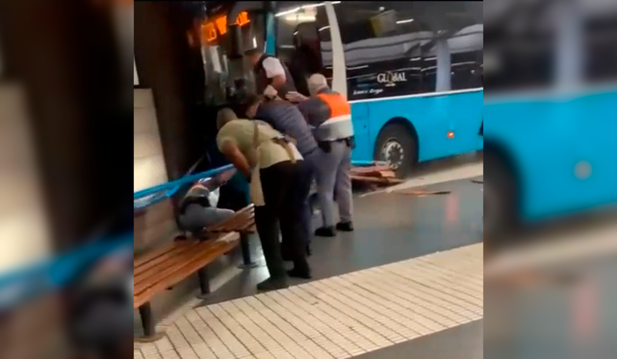 Una guagua se queda sin frenos y atropella a varias personas al ...