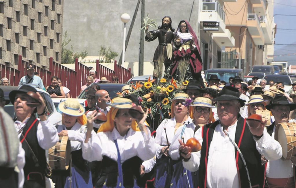 El santo, San Isidro Labrador, a lomos de sus devotos. DA
