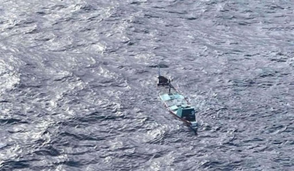 Imagen de un cayuco semihundido en aguas de Canarias.