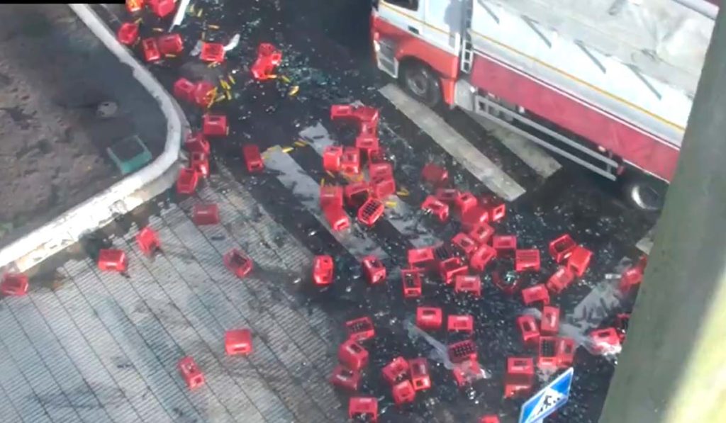 Cientos de cristales desperdigados por la carretera: la imagen de la mañana en Canarias