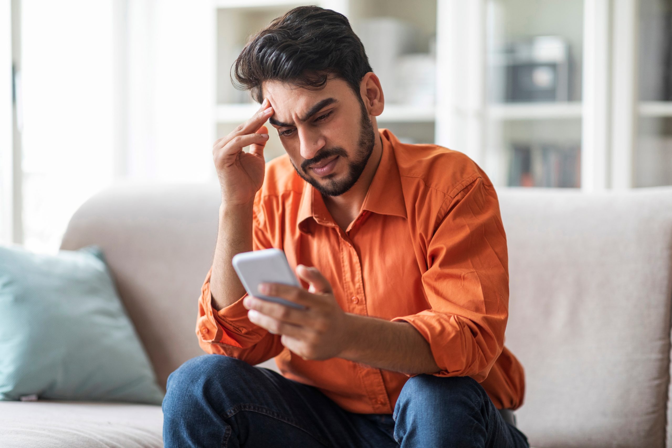 Nueva estafa: la OCU, avisa que debes desactivar una popular función de tu móvil cuanto antes