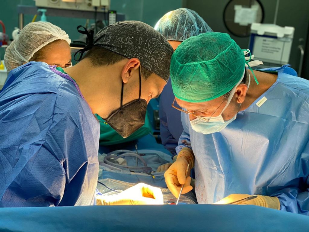 Equipo de especialistas del HUC, durante un trasplante renal en el centro.