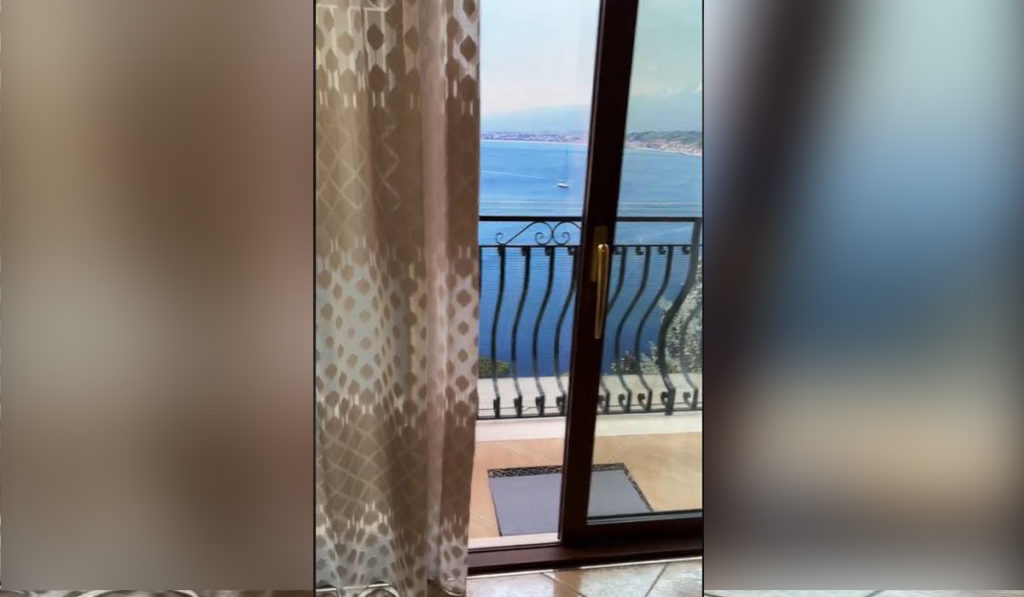 Gasta sus ahorros alquilando un apartamento con vistas al mar y cuando llega solo hay un póster de la playa