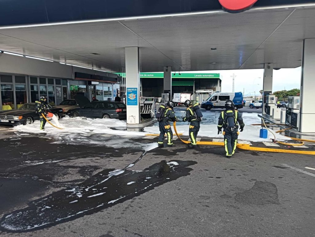 Se estrella contra el surtidor de una gasolinera en Tenerife