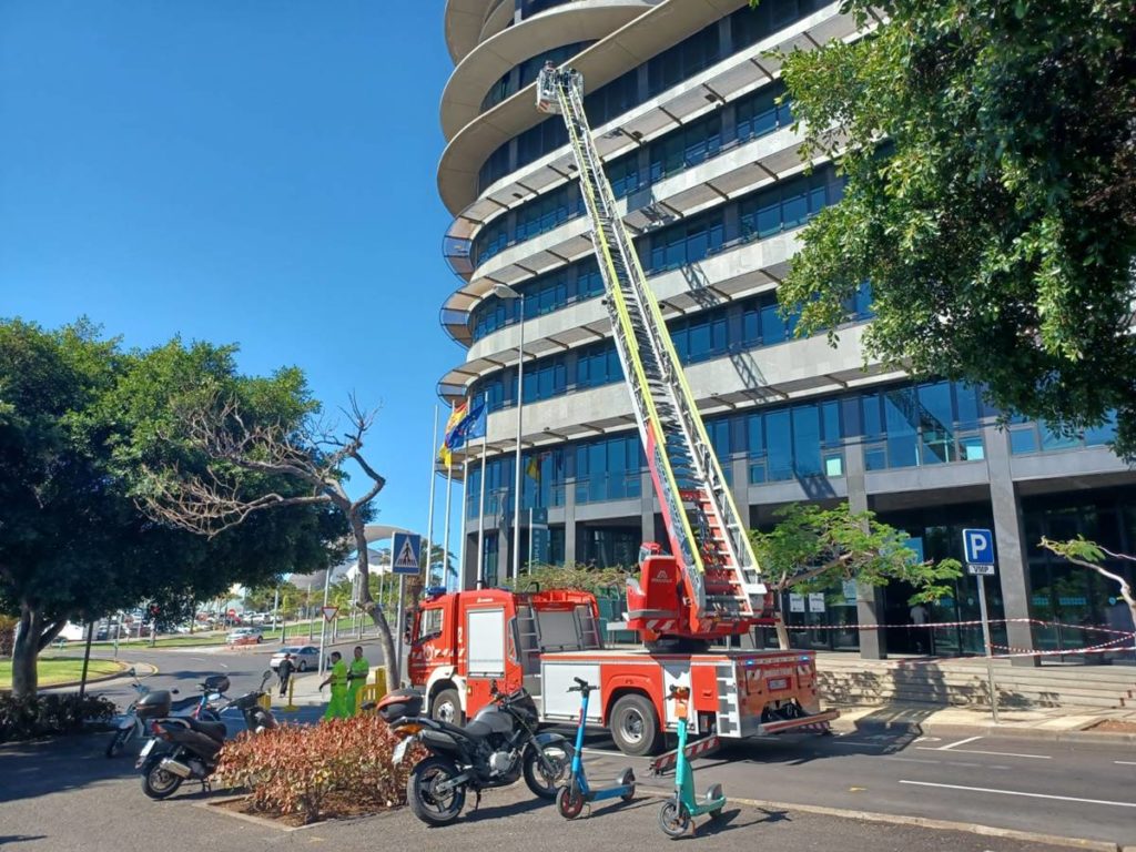 Una caída de cascotes obliga a cortar una céntrica calle en Santa Cruz de Tenerife