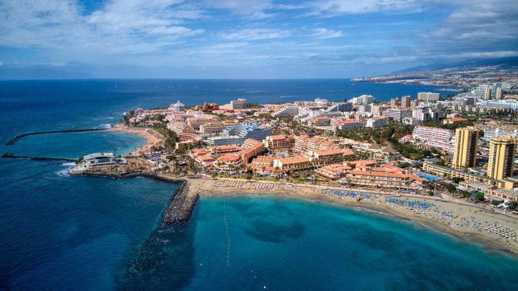 Agentes de la Policía Nacional evitan la muerte de una mujer en un hotel de Tenerife