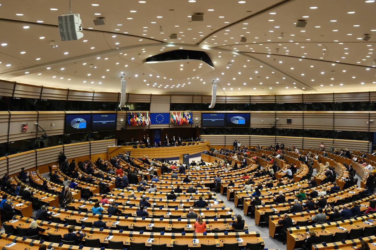 El PP gana las europeas en España, con 22 escaños; el PSOE resiste, con 20