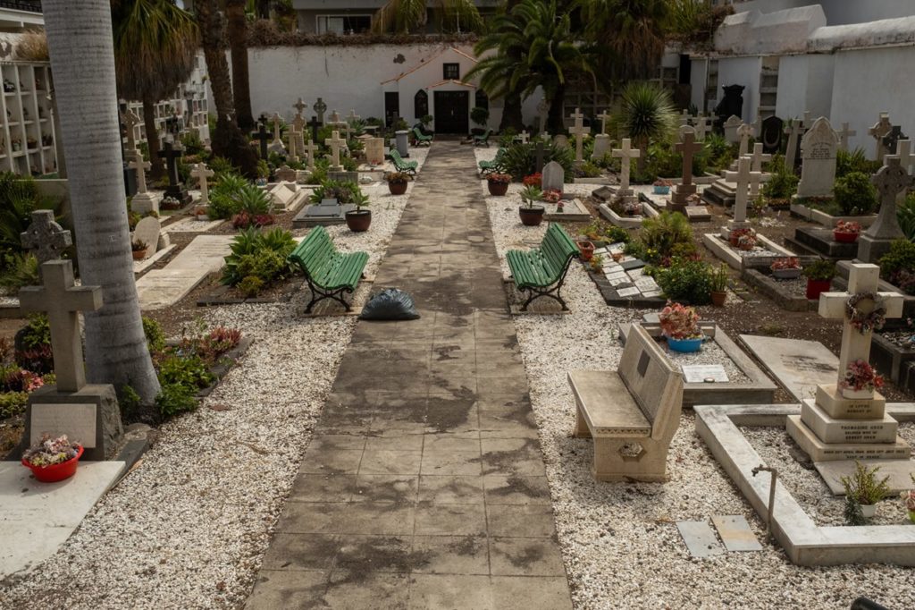 González vuelve a ofrecer una nueva ruta por rincones que atesoran historias, como el cementerio protestante o el Peñón del Fraile. Fran Pallero