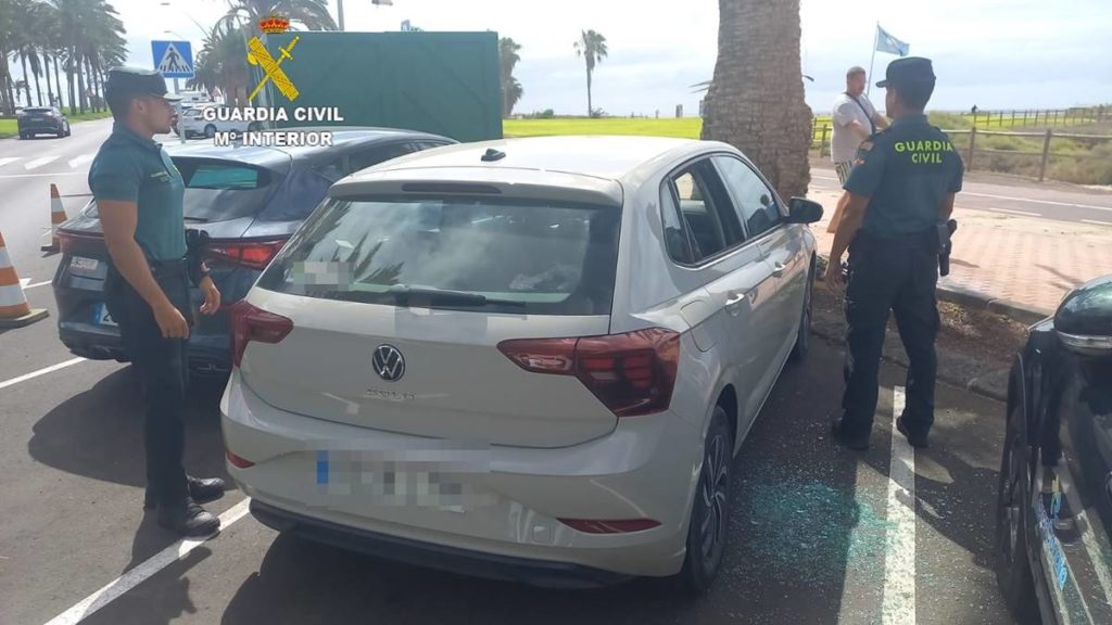 Se dejan a un bebé dentro de un coche en Canarias: las llaves estaban en el interior