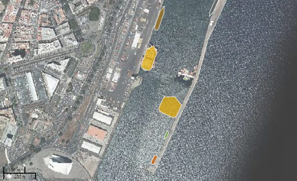 El 'Sea Paradise' (en naranja) sigue atracado en el muelle de Los Llanos, en el puerto de Santa Cruz de Tenerife. 