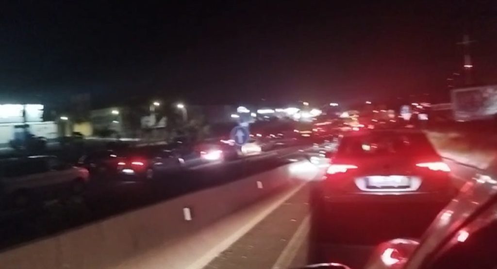 Retenciones en la TF-1 tras un accidente de tráfico a la altura del aeropuerto Tenerife Sur. DA