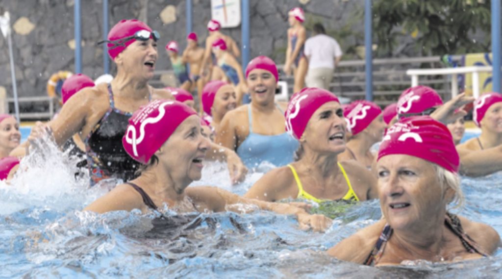El proyecto ‘Nadar por la Vida’, que apoya a las personas con cáncer de mama, recibirá uno de los premios en la gala del auditorio Infanta Leonor. DA