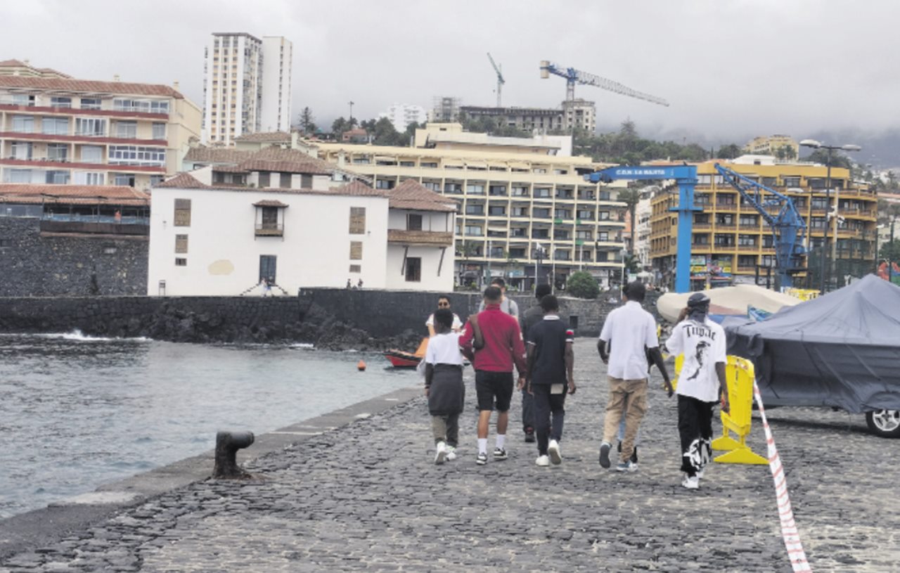 Un grupo de menores acogidos en el Puerto de la Cruz pasea el pasado martes por el muelle, lugar al que suelen acudir sin que pase nada, aunque, a veces, algún impresentable les increpa o hace comentarios claramente xenófobos. Álvaro Morales