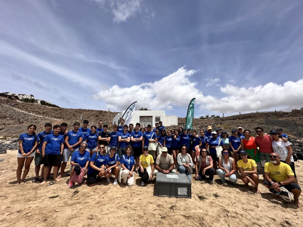 Fred. Olsen Express retira más de 480 kilos de residuos en una limpieza en la playa de Esquinzo en Fuerteventura