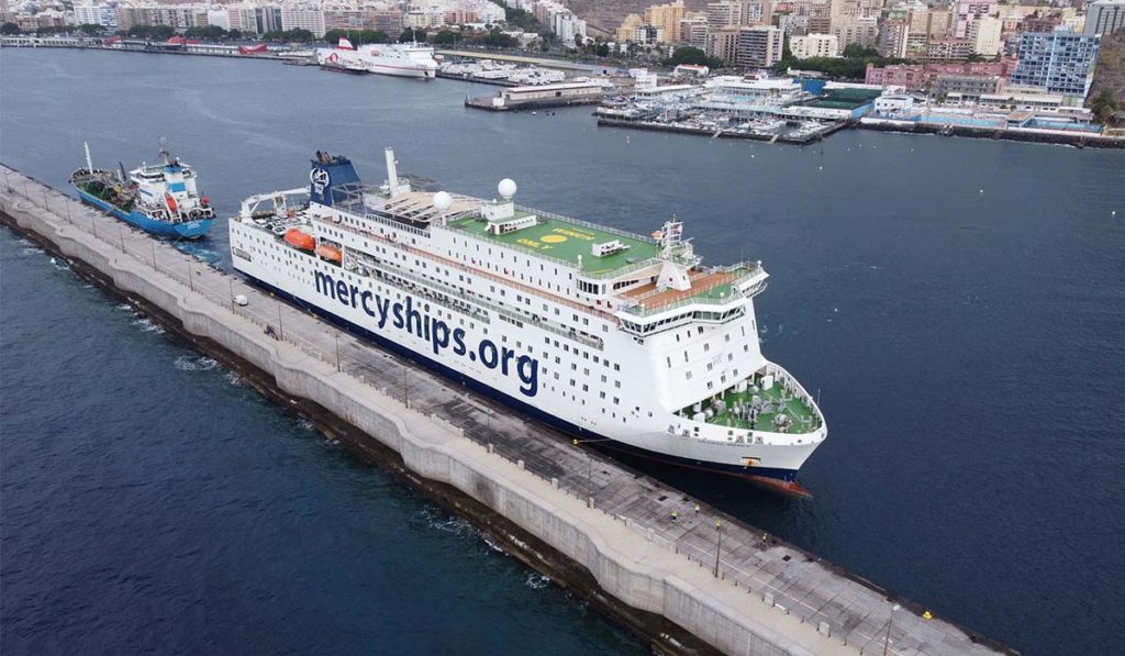 Llega al puerto de Santa Cruz de Tenerife el buque hospital más grande del mundo: tiene seis quirófanos y casi 200 camas