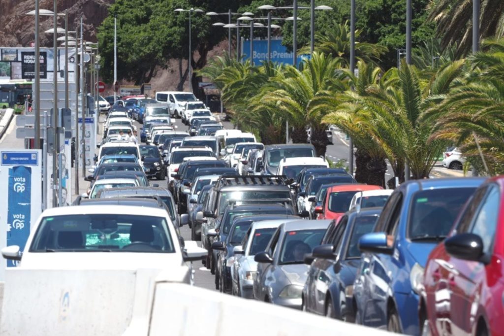 Colas de coches en la avenida marítima de San Andrés. Sergio Méndez